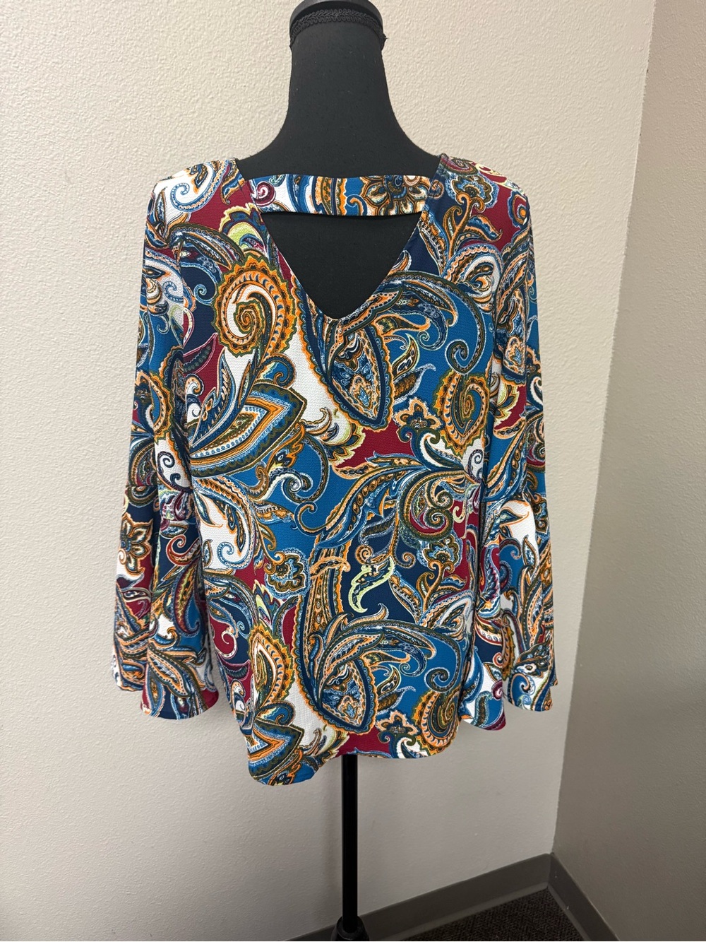 Valerie Stevens Blue Paisley V-Neck Cutout Stretch Blouse Top Small Boho - Picture 6 of 10